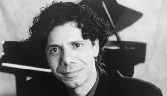 Chick Corea, тот же типаж!
Даже благодаря кудрявым волосам больше похож на еврея, чем шеф Пфайзера. 
Хотя сам итальянец.