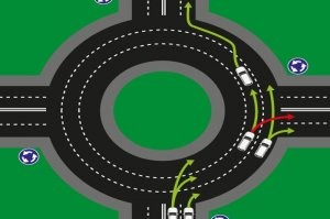 Начнём с того, что рег сам нарушает правила. Он должен был либо продолжить движение прямо по кольцу, либо съехать с кольца в крайне правую полосу.