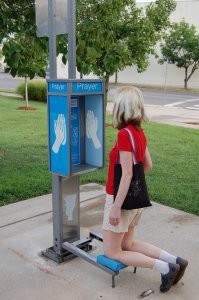 Это имеет смысл. У нас же мусульмане молятся на детских площадках. Так построим им будки! Ибо на детской площадке могут молиться только улюдки.