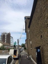 Лет 10 назад один придурок говорит слушай помоги мне тарелку поставить ты же в этом шаришь  спрашиваю а там высоко он да нет у меня и лестница приезжаю а там херяк 4х этажный дом , говорю идти нахер с этой тарелкой , этот придурок мне говорит да я подстрахую , короче развернулся и уехал .