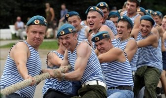 Когда они сбивают я в стаю, их шугаются не только насекомые)