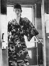 Да с "другом детства, барабанщиком"...

"Кто первый скажет, что это девочка - пусть бросит в меня камень!" (с) Ильф и Петров "Двенадцать стульев".