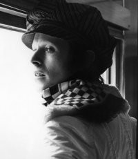 Да с "другом детства, барабанщиком"...

"Кто первый скажет, что это девочка - пусть бросит в меня камень!" (с) Ильф и Петров "Двенадцать стульев".