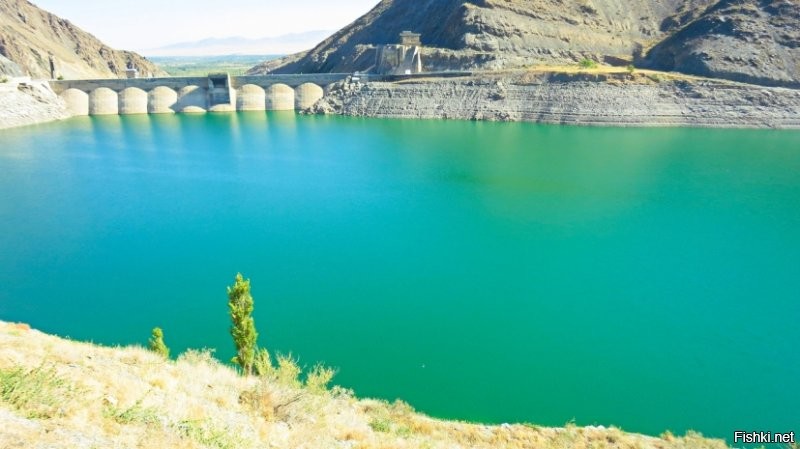 Дамба Кировского водохранилища на реке Талас в Киргизии