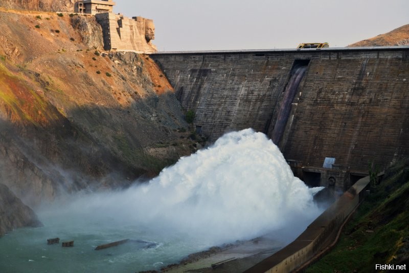Дамба Кировского водохранилища на реке Талас в Киргизии