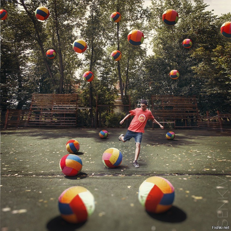 Включи видео мяч. Мячик на улице. Детская площадка мячик. Мячик на детской площадке. Фотосессия с малым мячом.