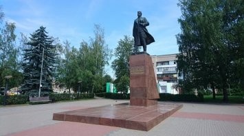 Памятник Черняховскому в городе его же имени.