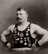 В ноябре 1939 года Ивану Поддубному в Кремле за выдающиеся заслуги «в деле развития советского спорта» был вручён орден Трудового Красного Знамени и присвоено звание Заслуженного артиста РСФСР. Ковёр покинул в 1941 году в 70-летнем возрасте.
В годы войны проживал на оккупированной немцами территории в городе Ейске, небольшом городке на берегу Азовского моря. Ответил отказом поехать в Германию и готовить немецких спортсменов, сказав: «Я   русский борец. Им и останусь».
В 1945 году присвоено звание «Заслуженный мастер спорта СССР».
Послевоенные годы проживал в жуткой нищете, ради еды ему пришлось продать все завоёванные награды.
Скончался в Ейске 8 августа 1949 года, на 78-м году жизни.