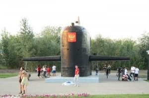 Лодка Казань в Казани, видна только рубка.