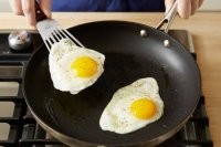 Пожарил 2 яйца на сковородке, желток желтого цвета, белок белого цвета. Кстати, такие яйца несут курицы.