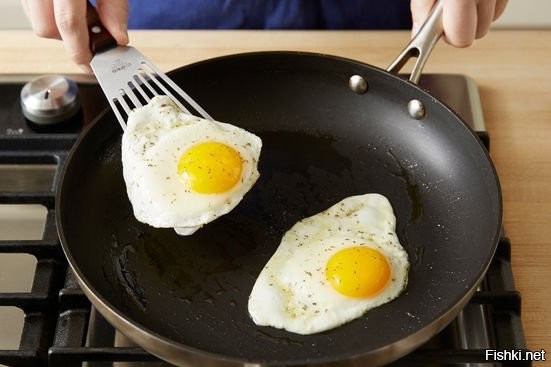 Пожарил 2 яйца на сковородке, желток желтого цвета, белок белого цвета. Кстати, такие яйца несут курицы.