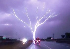 Вы ни когда не видели горизонтальную молнию?