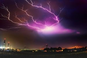 Вы ни когда не видели горизонтальную молнию?