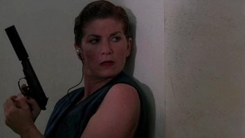 Давно, когда узнал об этом, сильно удивился - персонажи очень непохожие и выглядят, как разные люди. 
Еще снялась в злодейской роли в фильме "Честная игра" с Болдуином и Кроуфорд. Кинцо одноразовое, но Синди очень его красит!