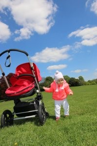 Бельгия 2 раза рожали было тоже самое , уже срок с утра с работы поехали к гинекологу она говорит ну все готовьтесь сегодня ночью ты станешь опять папой , итог такой приехали на работу параллельно домой заехали взяли чемодан для родов и на тебе она говорит все быстро в госпиталь воды отошли боль сильная , приехали родила за 10 минут , 2 дня в больнице и домой , ребенка в садик отдали в 4 месяца . Фотка у садика :))