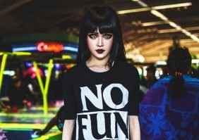 Здесь вполне себе стильно обработано... остальные трэш