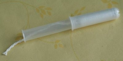 В Чечне у каждого в наплечных карманах были бабские тампоны ТАМПАКС-макси
При огнестрельном либо колото-резаном ранении - первое дело.
Засунул тампон - за минуту он останавливает кровотечение внаружу
Опять же, почти стерилен.
Отличная вещь, не дай Бог.
А со внутреннем кровотечением "на месте" все равно ничего не сделаешь толком....
такие вот дела.....