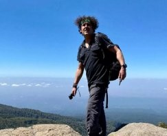 Вон человек специально впал в кому и умер, лишь бы спутнику насолить! 
Но вакцина тут ни при чём!

Умер после вакцинации ведущий телеканала РЕН ТВ Алексей Каминанте «Сыграл в русскую рулетку», привившись от ковид. Это писал в своем Инстаграм телеведущий, профессиональный путешественник Алексей Каминанте. Он скончался на 51-м году своей жизни спустя несколько недель после вакцинации. Алексей писал, что привился, потому как устал бояться. 

Как ты там писал? 80 летний, жирный с кучей хронических заболеваний. 

«Устал бояться. Болел/не болел, заболею/не заболею , умру/не умру. Не знаю! Но гадать надоело!  », - писал Каминанте 22 июня в соцсети. Это было сообщение о том, что он 21 июня привился от ковида вакциной «Спутник». При этом телеведущий указал, что решение о вакцинации было его личным.   Каминанте говорил, что агитация власти и минздрава за вакцинацию на него влияли отрицательно. Мол, решение должны принимать люди сами, а не идти на вакцину по приказу. Он называл маразмом то, что творит государство в нашей стране во время пандемии.   Однако подтолкнули его на мысли о прививке знакомые, которые засыпали его звонками и письмами из ковидариев с сообщениями, что в больницах происходит «жопа»  , его просили прививаться.  Вакцинация, как считал путешественник, рано или поздно, но все же станет неотъемлемой частью жизни. И ковидных паспортов уже не избежать, говорил Каминанте.    Скончался телеведущий 9 июля. Что стало причиной его смерти, не сообщают. Сторонники вакцинации ранее отмечали по поводу некоторых спорных ситуаций смерти людей: умер после вакцинации не означает, что умер из-за вакцинации. Впрочем, в данном случае пока информация на этот счет в принципе отсутствует.

Когда мне нужно было привиться от жёлтой лихорадки и гепатита для поездок на Амазонку и в Тибет, то сомнений не возникало почему-то. Надо-значит надо! Во многие страны Африки без сертификата о прививке от жёлтой лихорадки просто не пустят!   
   
И всё же я понимаю, что вакцинация на сегодняшний день-«лотерейка» и «русская рулетка»   
   
Я решил в неё сыграть!   
   
Ваш @alexcaminante