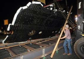 НЕ особо и тонкая  обшивка у него  была 
Стандартный лист обшивки "Титаника" был сделан из прокатной листовой стали, длиной около 9 м, шириной 1,8 м и толщиной 2,5 см. Вес варьировался от 2 до 3 тонн. Каждый лист крепился к шпангоутом и другим листам при помощи заклёпок (железных и стальных). Железные заклёпки использовались в труднодоступных местах корпуса и забивались вручную, стальные же ставились в местах наиболее подверженных нагрузкам при помощи гидравлических клепальных машин.