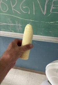 И на мел он не похож... У нас квадратный был, а этим пугать детей, чтоб за мелом бегали