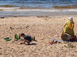 Свиньи есть везде. У нас, на Васильевском острове, после стройки намыва организовался стихийный пляж. В принципе место неплохое выйти в выходные посидеть у воды. Но засрали целиком и полностью. Брошенные бутылки, брошенные мангалы, пакеты с мусором. И что поражает-народ вообще ни хера не думает-о том, что сами в следующие выходные сюда пойдут, и будут сидеть среди этих гор мусора.
