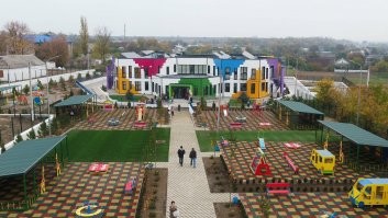 Что-то красивое сфоткать можно где угодно. Вот пример - детский садик Украина, поселок Илларионово, школа в Романково Украина 
Раскрывают ли эти фото истинное положение дел на Украине?