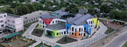 Что-то красивое сфоткать можно где угодно. Вот пример - детский садик Украина, поселок Илларионово, школа в Романково Украина 
Раскрывают ли эти фото истинное положение дел на Украине?