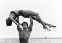 Неустойчивая конструкция... Левой рукой он её надёжно фиксирует?