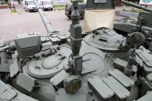 По фотке не видно, какая это конкретно модификация Т-72, но на башне много чего можно повредить.. блоки ДЗ например, антену, пулемётную станину, приборы наблюдения, в частности тепловизионный прицел наводчика (матрица от такого удара может выйти из строя, или работать нештатно). Ну и вопрос что там внутри танка, всё ли по правильному было закреплено перед транспортировкой. АЗ должен быть пустым, ибо транспортировать танк в мирное время с боекомплектом внутри, ну это прям очень сильное нарушение было бы.  Так что думаю, отправят  этот танк на УВЗ, и будут башню пересобирать, как минимум электронные блоки все перепроверят, на работу в штатном режиме.