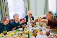 "-На каком масле готовите? Небось, на машинном?
 Ну что вы! На чистом сливочном" (с)
Статья попахивает заказухой, а такие рекламные фотки с сайта частного пансионата Серебряный Рассвет   вряд ли относятся ко всем домам (особенно социальным), в которых, увы, зачастую совсем другая жизнь