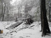 Эта фотография, это апрель 2017 года, конкретно 21 число.
Всю неделю было +20 +21, в четверг ночью пошёл снег, это очень редкое явление, катастрофа. Т.к. деревья уже были в листве. Снег мокрый, налипал на листья, деревья ломались, пообрывало троллейбусные линии и провода. 
На вторую ночь повторилось, и выпало ещё больше снега. 
Разгребали это всё три месяца.