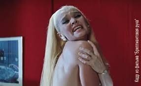 Все таки кое что остается загадкой. Слово "любовница" сказаное героине Мордюковой не просто вариант озвучки. Это ключевое слово для продолжения сюжета. Ведь далее по фильму идет один из ярких сюжетов этого фильма. Тот самый сюжет со Светличной которая устроила стриптиз перед главным героем и произнесла ставшую крылатой фразу "не виноватая я, он сам пришел!". Вообще кажется что без этой сцены теряется суть всего фильма, я уже не говорю о том что многие мужики (да и женщины тоже) ходили на этот фильм по несколько раз для того чтобы увидеть чуть ли не первую в СССР эротику. И хоть самый пикантный момент, когда у героине Светличной падает лифчик, снят со спины, это считалось чуть ли не первой советской порнографией . А теперь если бы "синагогу" оставили, та сцена уже не имела бы смысла и сценарий был бы другой. Интересно какой именно? Боюсь это навсегда останется загадкой.