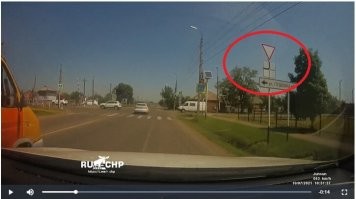 Главная дорога на переездах обычно идет от переезда налево, для того чтоб на самом переезде не останавливались машины. На этом переезде так и есть.
На фото переезд слева.