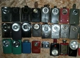 Этот фонарик более поздней эпохи кажется..лет на 20-ть, у меня и то такой был.

50-х годов фонарики....