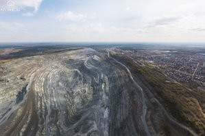 Асбестовский карьер. Достигает в длину 11 километров, в ширину – 2,5 километра, глубина  до 350 метров.