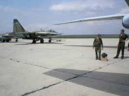 Может имелось в виду "дополнительные". Дополнительные подвесные топливные баки.
Пороюсь сейчас, у меня где-то фото из Моздока есть августа 2008. Вот Су-25 с такими баками. Зацепило маленько, но до Моздока дотянул и подвесные баки даже не сбросил. Мы с ним рядом на стоянке стояли.