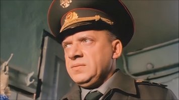 "Говорят, что в армии следует бояться трёх ВВ" - в армии их-то и не боятся. Детей безмозглых сажают за руль танков и выдают оружие. Слава богу, что хоть не Красную Кнопку.
- Обязательно бахнем, весь мир в труху. Но потом.
Дикий прапор помер, но не нажал. А будь это ушастый Мамуржон Абдулсалиевич, то обязательно.