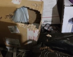 У нас одна кошка любит картонные коробки жрать: вот просто сидит и жрёт, прогрызает большую дыру и принимается за следующую коробку. Самое большое счастье для нас было при переезде - как мы их не накрывали и не ставили, она всё равно выгрызала в них дыры. Ну мы махнули рукой, нравится - пусть жрёт. Пришли строители ремонт делать, смотрят на эти коробки и спрашивают: "А что у вас в квартире крысы есть?". Ага, одна зеленоглазая мяукающая серая мышь :)