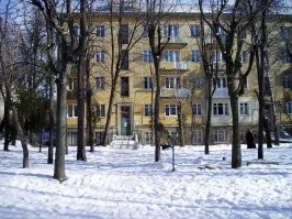 Хрущовка в которой прошло моё детство. Пять этажей. У первых двух балконов нет.  Всё определялось рельефом местности.