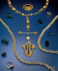 Шпагу, женскую брошь, перстень, золотую цепь с кулоном, нательные кресты мы каким образом переместим из категории "личные вещи" в "перевозимый груз"? Или все же "вы не понимаете - это другое"? Или изделия из драгметаллов автоматом всегда относятся к категории "перевозимый груз"? 
Но фото нательный крест, цепь и кольца кого-то из погибших богатых испанских кабальеро с "Нуэстра Сеньора де Аточа". Поднят летом 1980 года. На "Титанике" думаю подобных артефактов не меньше чем на вообщем-то рядовом испанском галеоне времен расцвета империи.