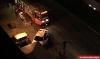 А в это время...

Неправильно припаркованный автомобиль заблокировал движение трамваев на Новокузнецкой улице в Москве.

Инцидент случился возле станции метро «Новокузнецкая».

Об этом сообщил корреспондент радиостанции «Говори Москва». Водитель поставил машину на тротуаре таким образом, что её задняя часть перекрыла трамвайные пути. После нескольких минут ожидания и подачи звуковых сигналов водителю трамвая пришлось открыть двери и выпустить пассажиров.

В итоге хозяин белого седана отогнал машину, трамвай смог продолжить движение.

И всё! Никаких тебе посадок или штрафов.