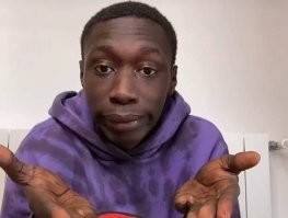 Охренеть, какой полезный пост!Возьмем самую маленькую деталь кузова. Капот наверное?  Полностью очистим его от краски! Купим ванну, по размеру капота, устойчивую к агрессивной и очень вредной соляной кислоте. Закупаем оную кислоту. Затем подходим к зеркалу и внимательно смотрим в отражение с немым вопросом "а не дебил ли я".
После этого находим в интернете деталь- в зависимости от бюджета, новую или б/с с дербана, несем в малярку и красим, подобрав цвет.