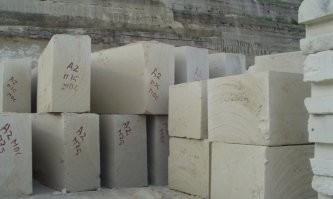 Альминский камень....  Из таких блоков внешние стены, в хрущевках в Крыму (около 50см)....  А суть в том, что парню за 30ку, а он гвоздь в стенку ( 5 см, квартирная перегородка) вбить не может! И просит с помощью перфоратора часы повесить....