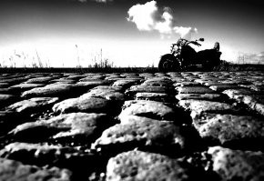 Не совсем так, Михаил. Добро пожаловать в Калининградскую область, где сохранилось немало немецких брусчатых дорог, часть из которых - единственные из доступных путей сообщения между населёнными пунктами (это к тому, что по ним ходит всё, от велосипедов до фур и самосвалов). Не спорю, в отдельных местах есть и волны; есть и участки, где брусчатка повываливалась и дороги находятся в грустном состоянии. Но реально значительная часть весьма хороша до сих пор, даже на тяжёлом круизном мотоцикле почти не качает, не говоря уж об авто. Будете у нас - сможете убедиться лично