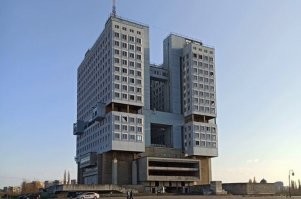 а у нас в Калининраде уже более 30 лет стоит этот недострой на месте разрушенного Королевского замка.  и никак не могут решить что с ним делать!!