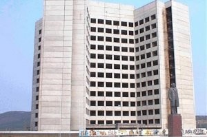 в Магадане такой брутализм в виде недостроеного дома советов разобрали и на его фундаменте возвели Троицкий собор!!  до второго этаже он представляет то что осталось от дома советов, причем я еще пацаном помню мы лазили в подвале и там конкретное бомбоубежище был с дверьми в метр толщиной, оно тоже сохранено!