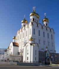 в Магадане такой брутализм в виде недостроеного дома советов разобрали и на его фундаменте возвели Троицкий собор!!  до второго этаже он представляет то что осталось от дома советов, причем я еще пацаном помню мы лазили в подвале и там конкретное бомбоубежище был с дверьми в метр толщиной, оно тоже сохранено!