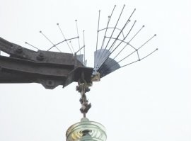 Садятся, и еще как. Более того очень часто садятся на опоры ЛЭП, и начинают срать (в прямом смысле этого слова). И если птичка особо "везучая" то струя ее фекалий попадает на провод, и птица через эту струю становиться участником электрической цепи.Как результат гибель птицы, ну и КЗ с обесточиванием линии в придачу. Поэтому в соответствии с требованиями природоохранного законодательства воздушные линии электропередач от 6 кВ и выше должны оснащаться специальными птицезащитными устройствами. Типа таких.