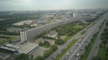 В простонародье "лежачий небоскреб".
Был внутри, в основном коридоре две машины могут разъехаться.