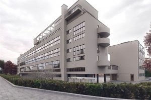 Для самообразования. 
"Дом Наркомфина".
Уникальный дом-идея архитектора М.Я. Гинзбурга, родоначальник архитектурного "конструктивизма". Для простоты понимания "дедушка Икеи". Как раз недавно реконструированный с участием внука архитектора, тоже архитектора :) Алексея Гинзбурга.
Все поместить про этот дом не могу, места не хватит :) тема для отдельного поста. Будет желание - погуглите. Оно того стоит. Грубо говоря все современные городские многоэтажки - потомки этого дома.